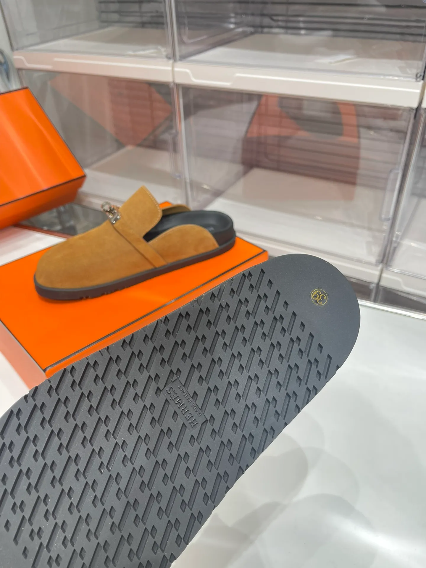 Women's shoes 240 men + 10🐮🐮HERMES Hermes' latest kelly buckle couple's Birkenstock slippers, classic family language design! It looks good no matter how you match it! Casual and high-end feeling, the comfort is also great, with a variety of colorful socks, a trendy sense of high-end ●Upper: imported cow suede ●Inner: imported sheepskin ●Foot pads: imported mixed sheepskin ●Outsole: T women's shoes u non-slip and wear-resistant outsole ●Code number: male 39-44 (45 46 customized) female 35-40 (41 42 customized)